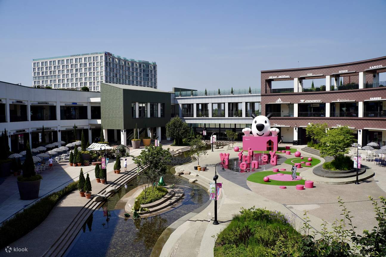 Nikmati pemandangan Hyundai Premium Outlet Gimpo yang menakjubkan, yang menampilkan plaza yang indah